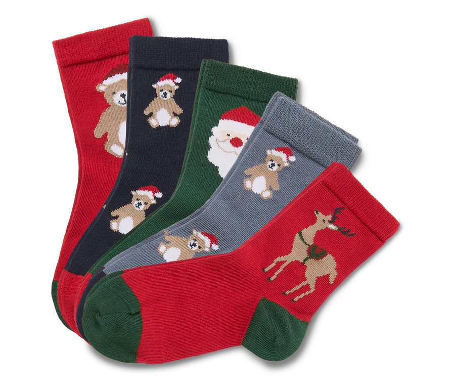 Fünf Paar Weihnachtssocken mit Bären-, Weihnachtsmann- und Rentier-Motiven.