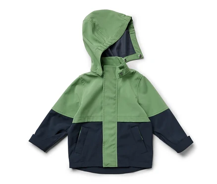 Eine Kinder-Softshelljacke in Grün und Dunkelblau mit Kapuze liegt auf dem Rücken.