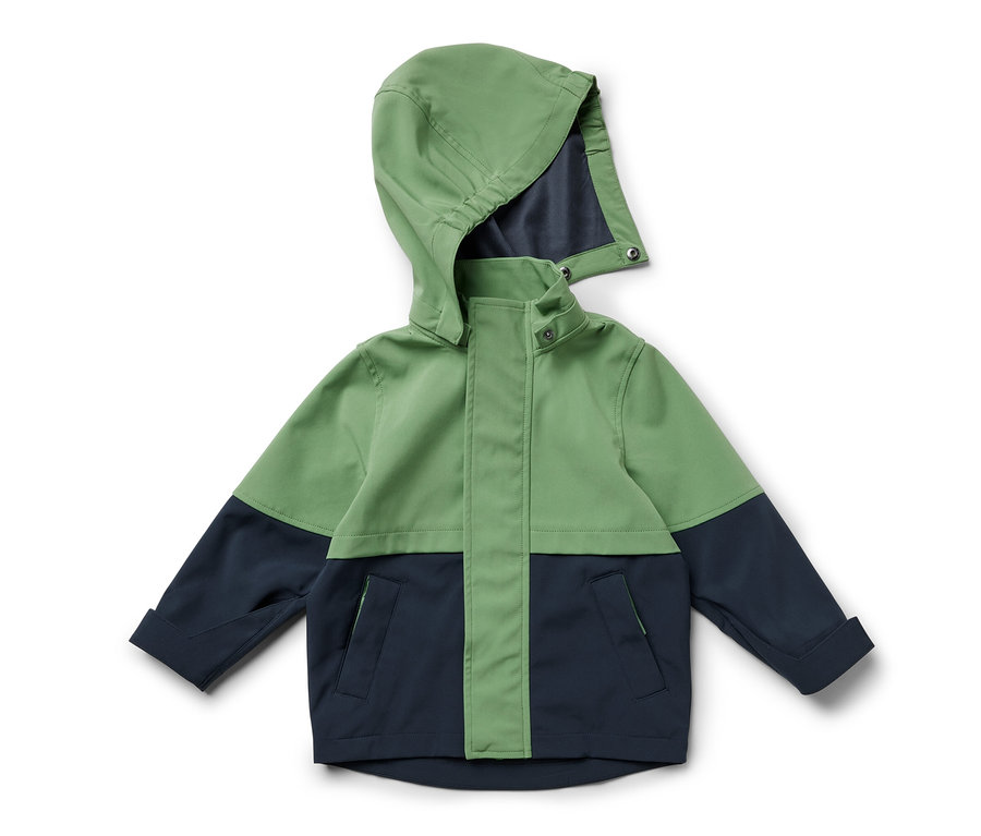 Eine Kinder-Softshelljacke in Grün und Dunkelblau mit Kapuze liegt auf dem Rücken.
