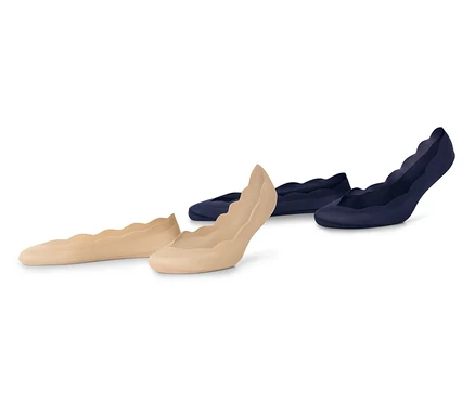 Zwei Paar beige und zwei Paar marineblaue Magic-Cut-Füßlinge.