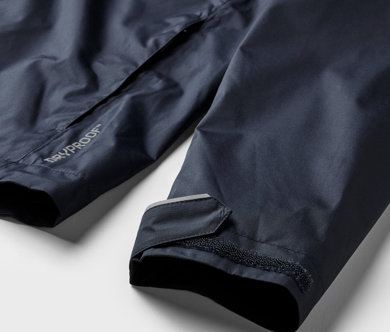 Detailaufnahme einer marineblauen Regenjacke.