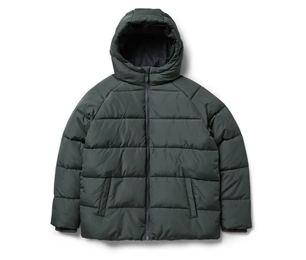 Eine dunkelgrüne Winterjacke mit Kapuze liegt auf einem weißen Hintergrund.