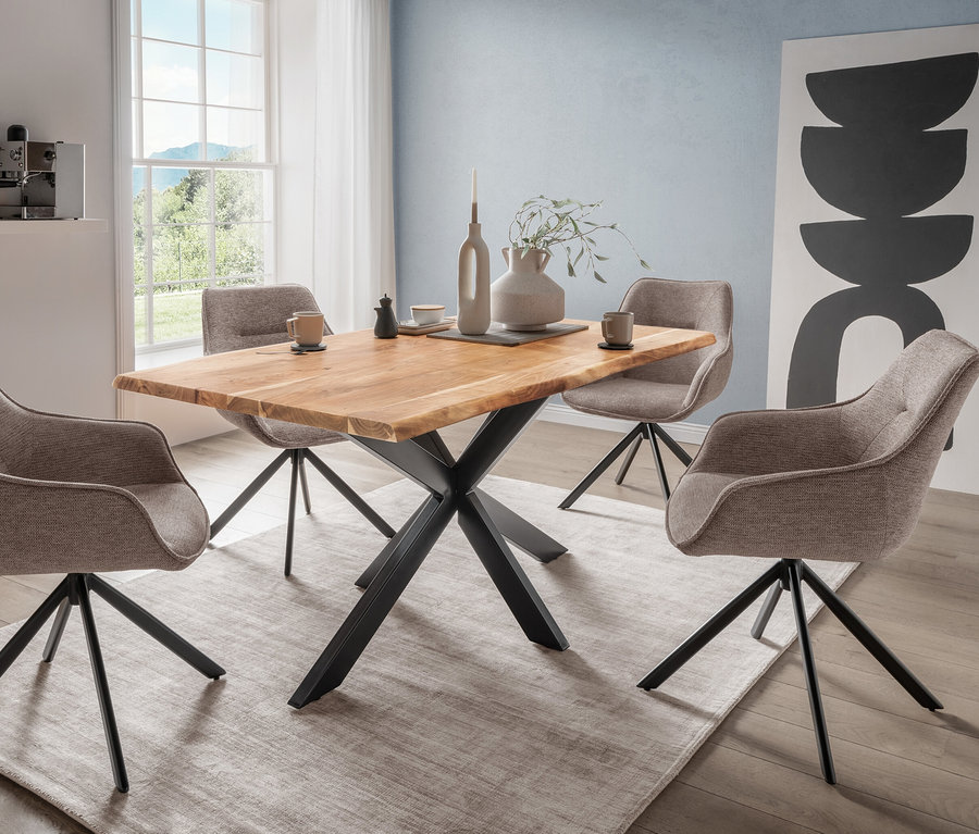 Vier hellbraune San Carlo Essstühle umgeben den Catania Esstisch mit Kreuzgestell.