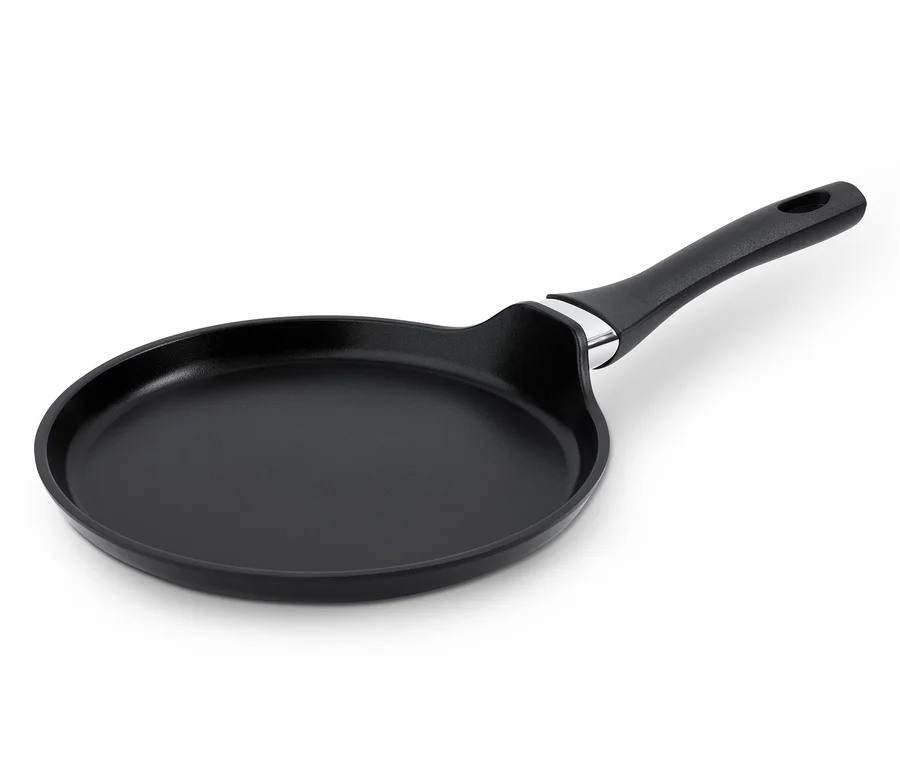 Schwarze Spiegelei-Pfanne auf weißem Hintergrund.