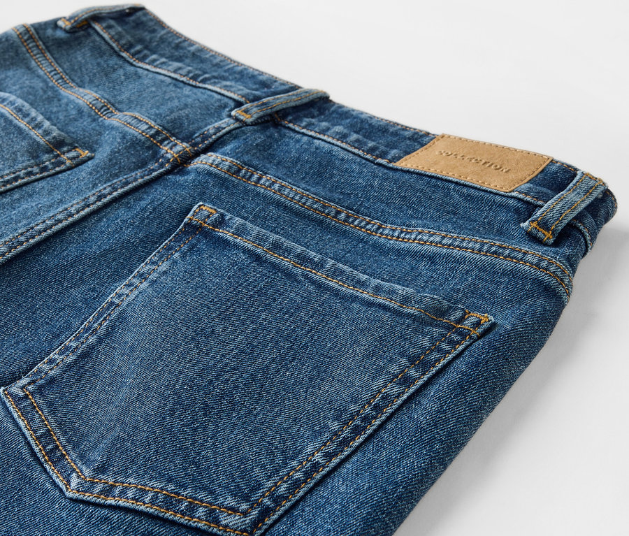 Detailansicht der Rückseite einer blauen Mom Jeans – Fit »Nyla«.