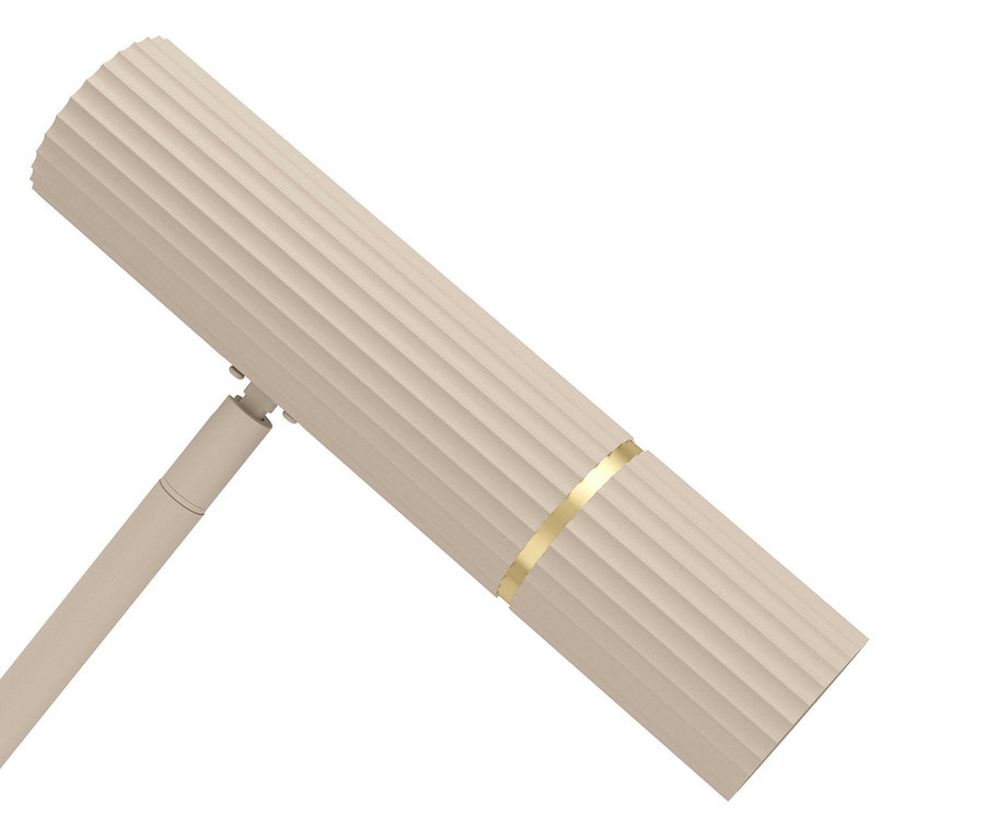 Eine beige Lampe mit einem goldenen Streifen steht auf einem Sockel.