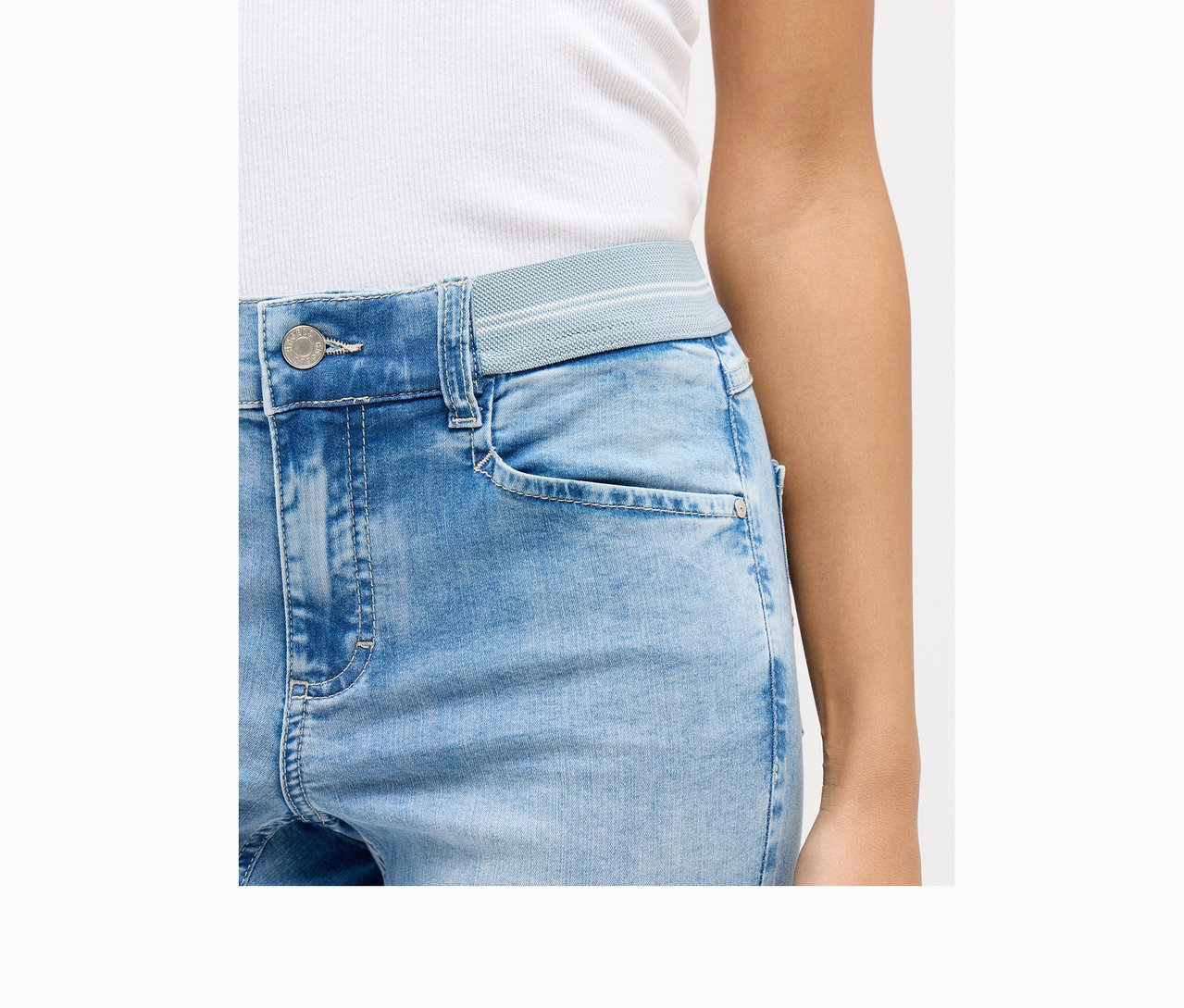 Nahaufnahme von einer Person, die Angels Jeans »Ornella Sporty« Slim Fit 7/8 in Hellblau trägt.