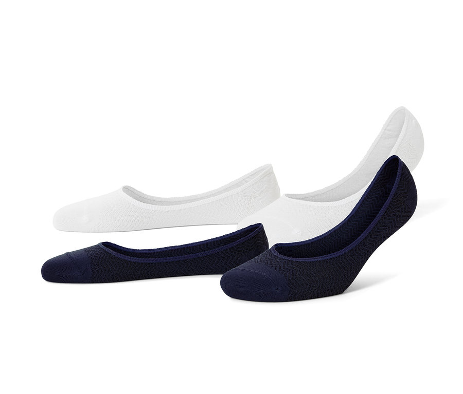 Zwei Paar weiße und zwei Paar dunkelblaue Sneaker-Füßlinge.