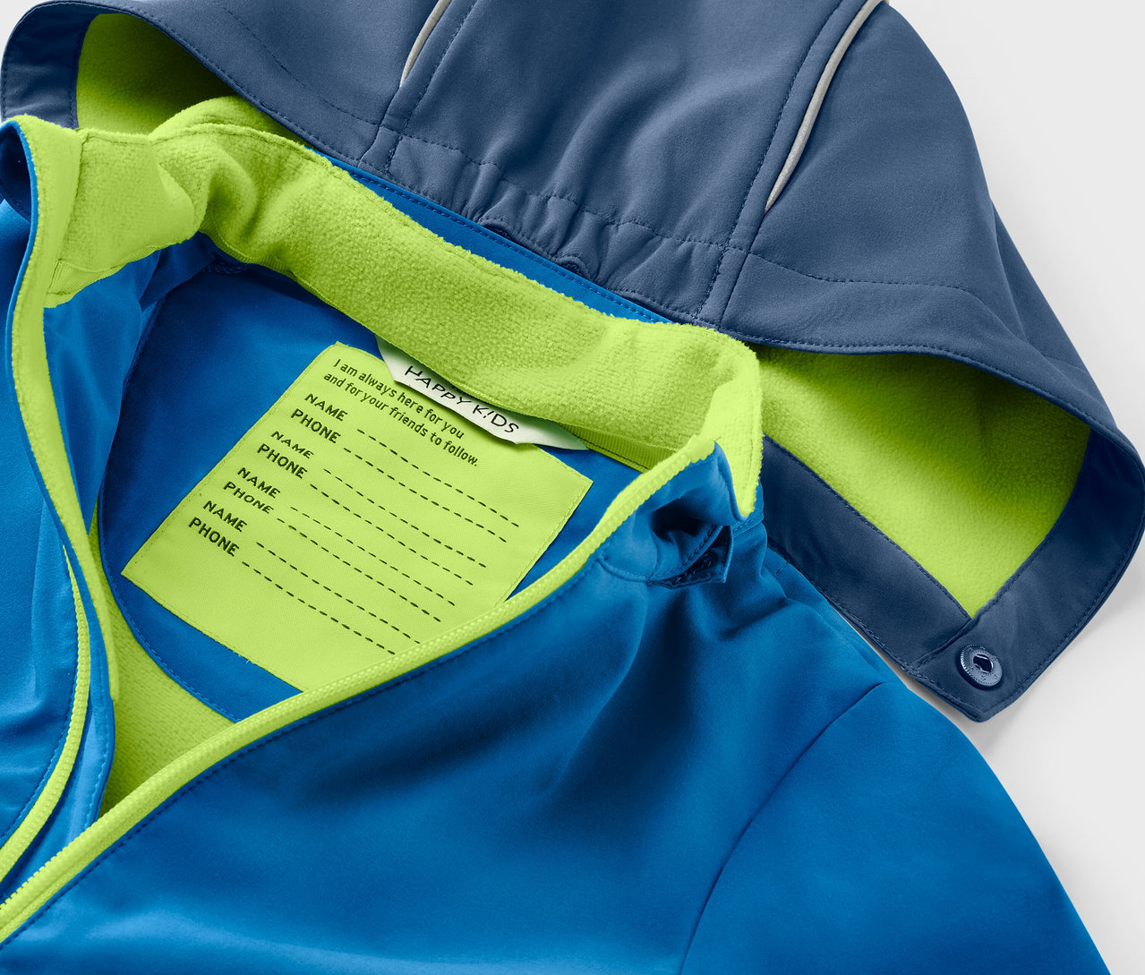 Detailansicht einer blau-grünen Kinder-Softshelljacke mit Farbwechsel bei Regen.