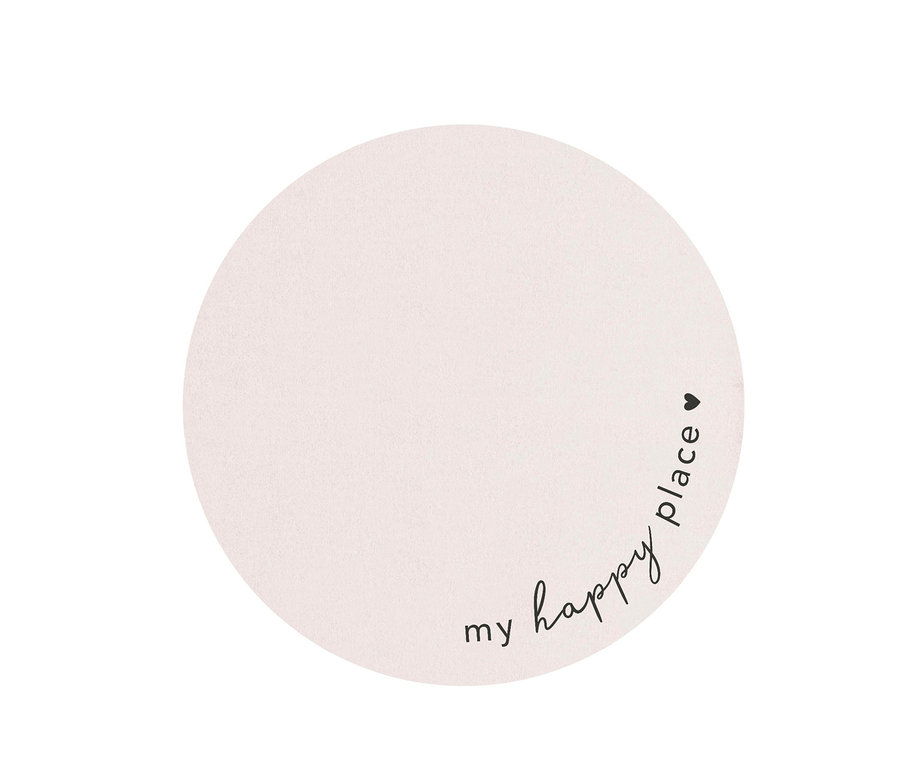 Eine runde, waschbare, hellrosa Matte „Happy Place“ mit schwarzer Schrift, ca. 100 cm.
