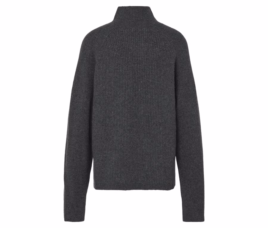 Grauer Strickpullover mit Rollkragen.