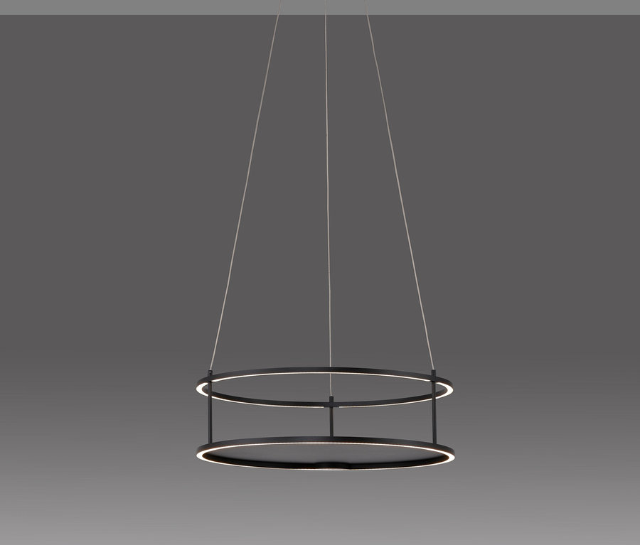 Eine schwarze, kreisförmige Hängeleuchte hängt von der Decke.