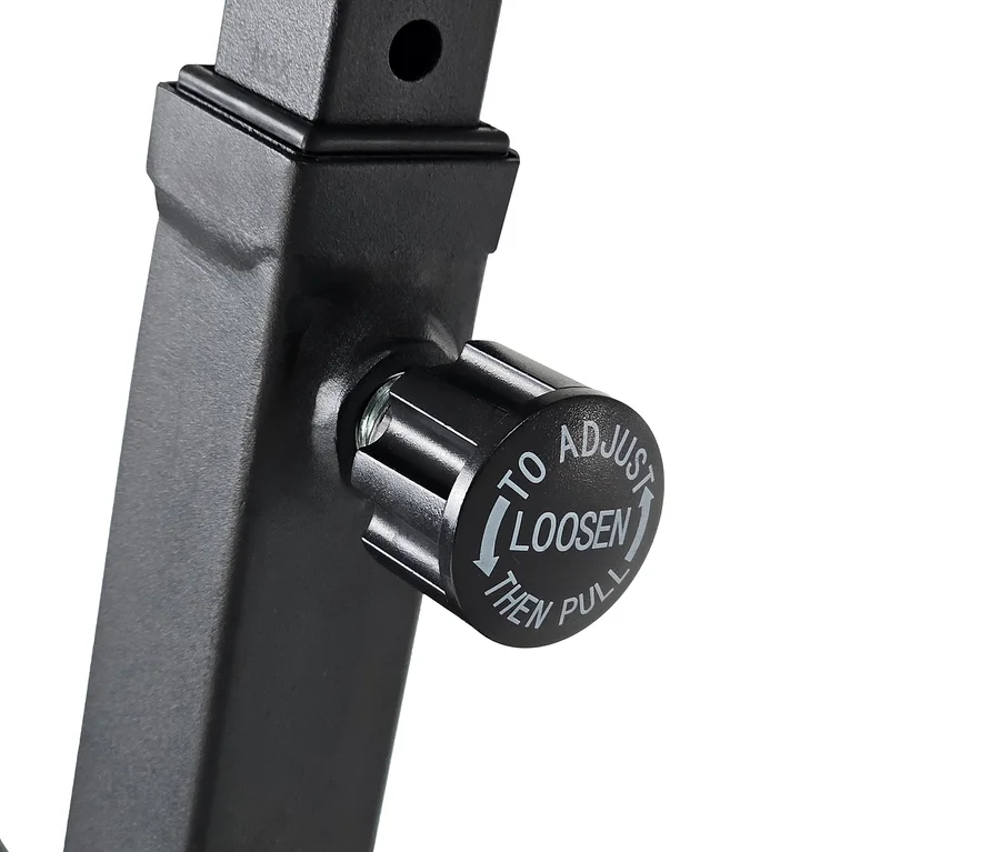 Detailaufnahme eines schwarzen Verstellknopfes mit der Aufschrift "TO ADJUST LOOSEN THEN PULL".