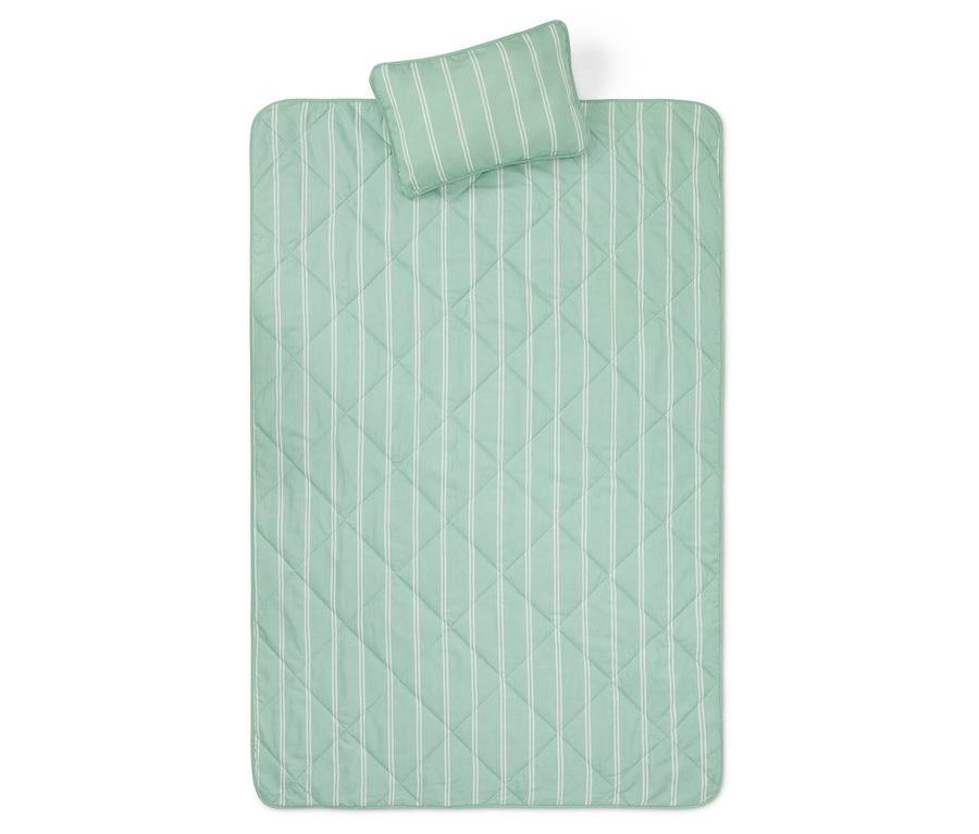 Gesteppte Decke mit Streifen und kleines Kissen mit Streifen in Grün.