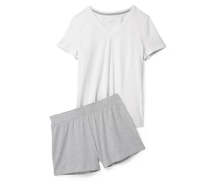 Ein weißes Kurzarm-T-Shirt und graue, gestreifte Shorts liegen auf einem weißen Hintergrund.