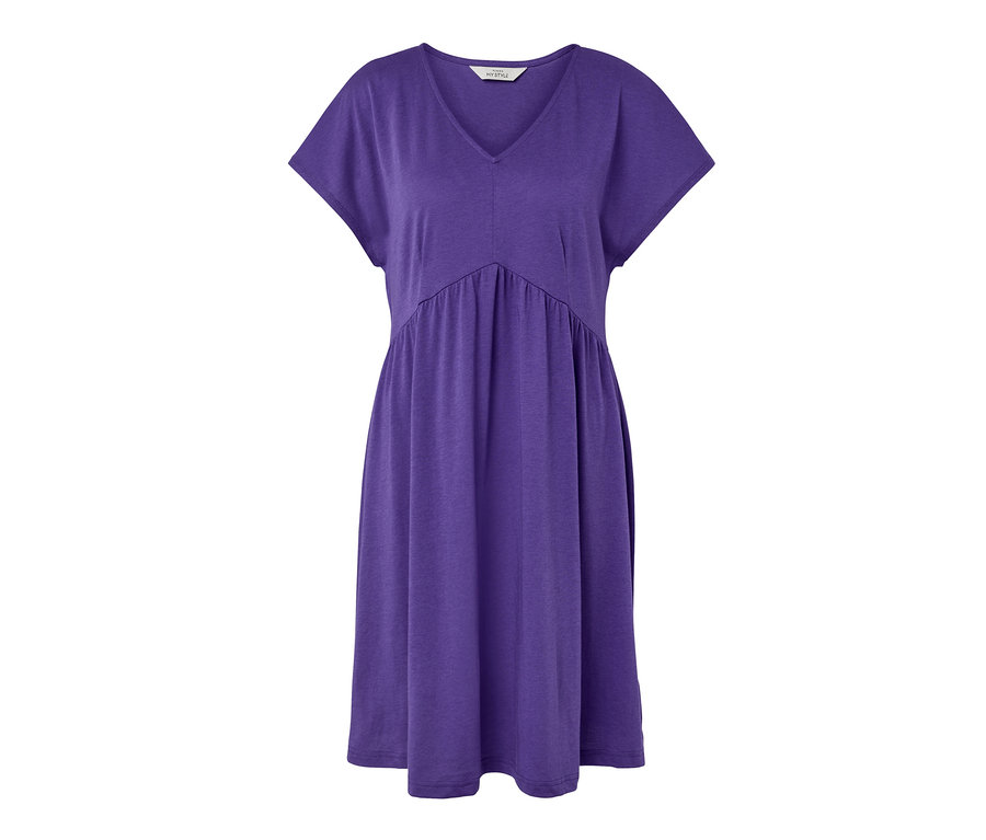 Lila Jerseykleid mit kurzen Ärmeln und V-Ausschnitt.