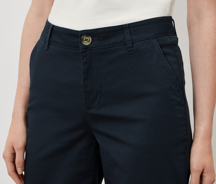 Person trägt marineblaue Chino-Shorts.