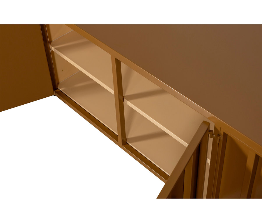 Detailansicht eines offenen, braunen Sideboards mit zwei Regalböden.