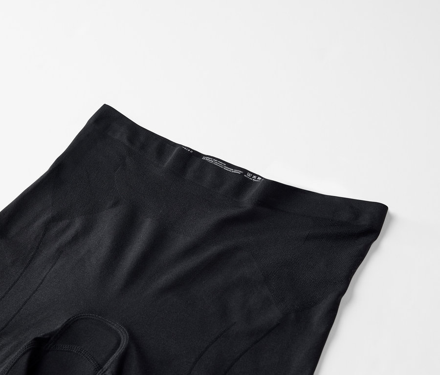 Nahaufnahme einer schwarzen Radhose auf einem weißen Hintergrund.