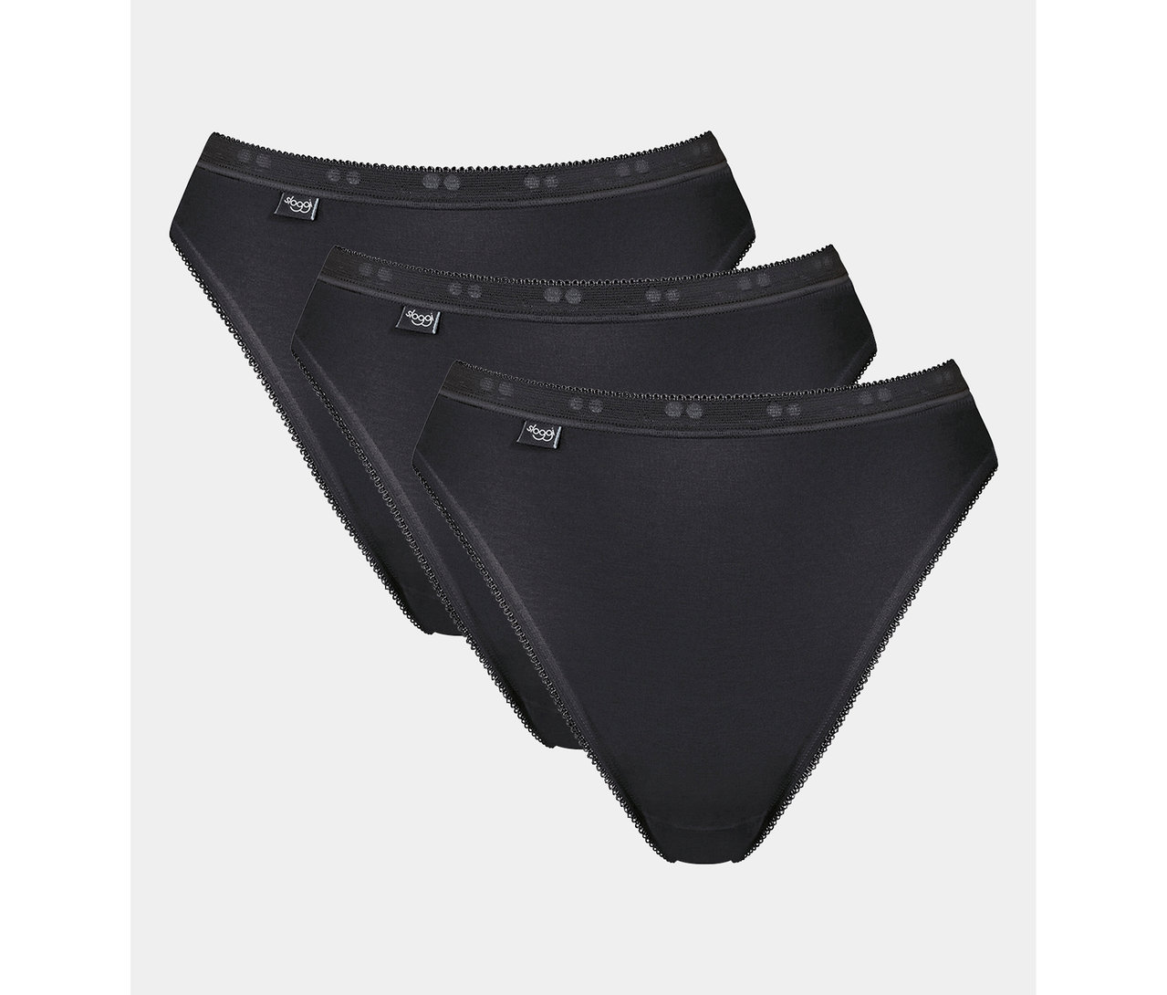 Drei schwarze Sloggi Slips liegen übereinander auf einem weißen Hintergrund.