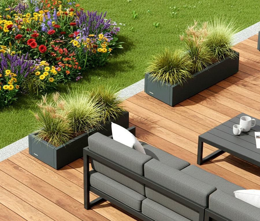 Draufsicht auf eine Terrasse mit grauem Sofa, Tisch mit Tassen und Pflanzen in grauen Pflanzgefäßen.