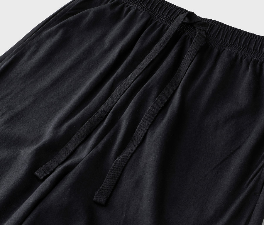 Nahaufnahme einer schwarzen Hose mit Kordelzug und elastischem Bund.