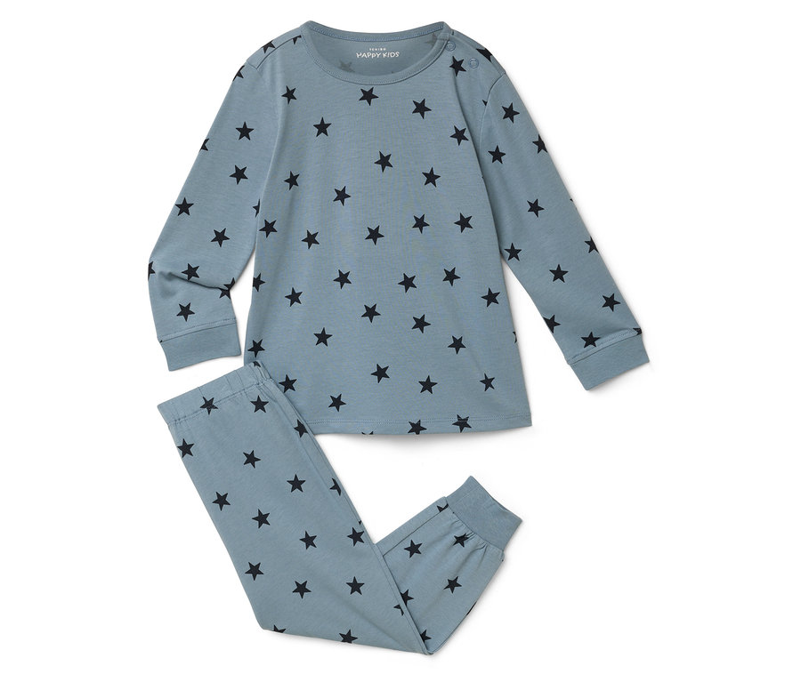 Ein hellblaues Kinderpyjama-Set mit schwarzen Sternen liegt auf einem weißen Hintergrund.
