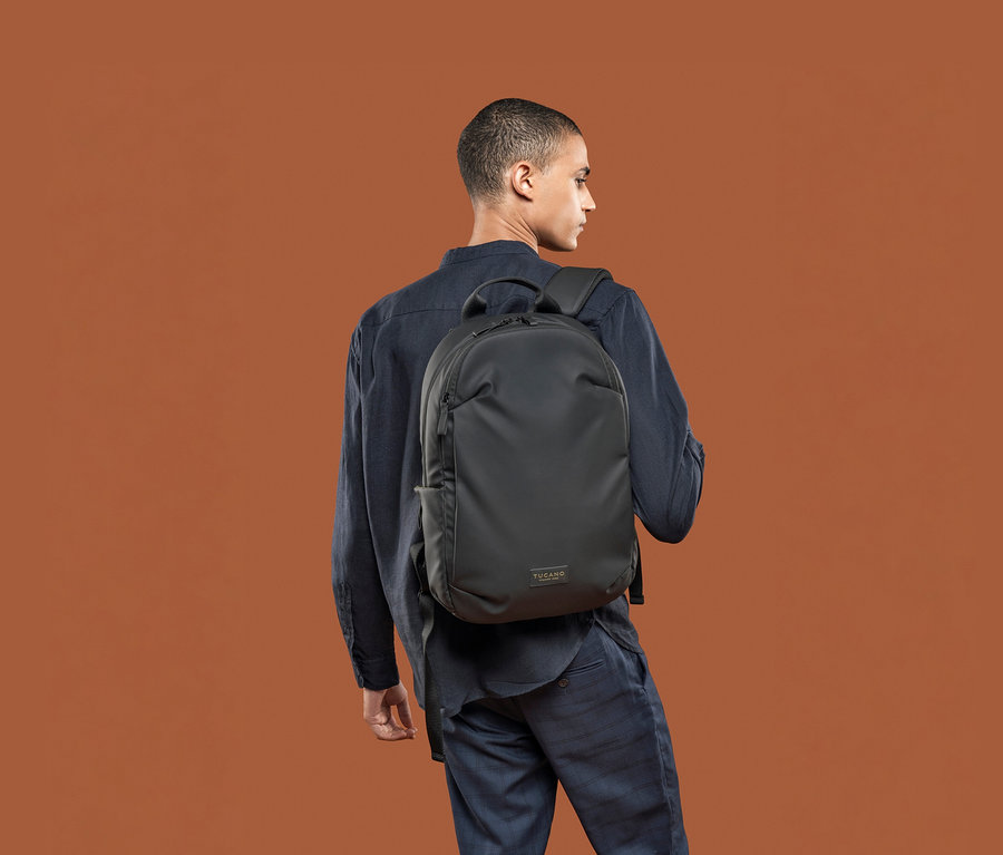 Mann von hinten mit schwarzem Tucano LASER Rucksack, Laptop 15,6".