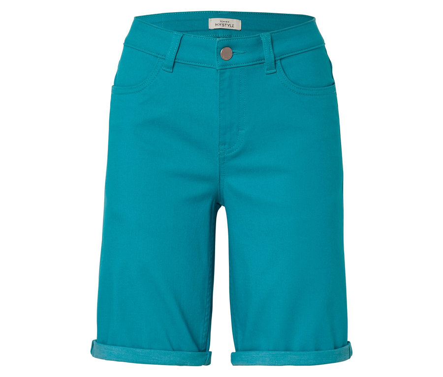 Nahaufnahme von türkisfarbenen Shorts mit hochgekrempeltem Saum.
