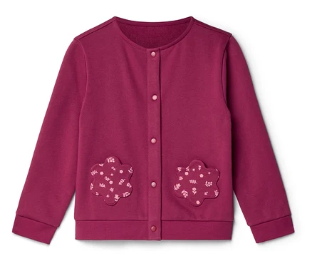 Magenta farbige Strickjacke mit fünf Knöpfen und zwei blumenförmigen aufgesetzten Taschen mit Blumenmuster.