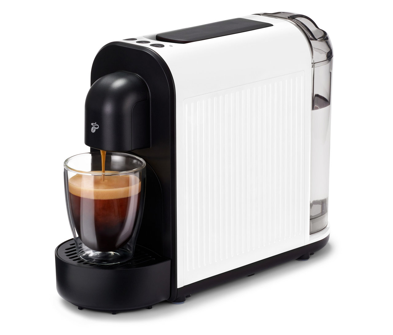 Die Cafissimo now white Kaffeemaschine füllt eine Tasse mit Kaffee. Die Maschine ist weiß mit schwarzen Akzenten und einem transparenten Wassertank.