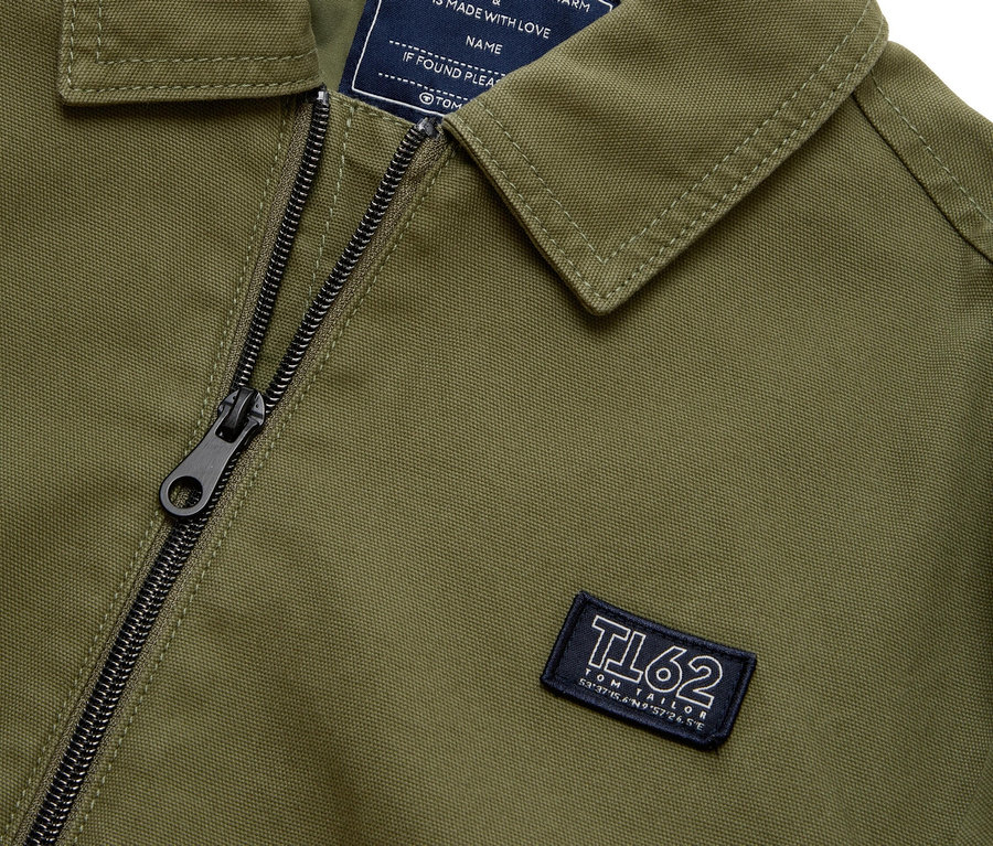 Nahaufnahme einer olivgrünen Jacke mit Reißverschluss und Kragen.