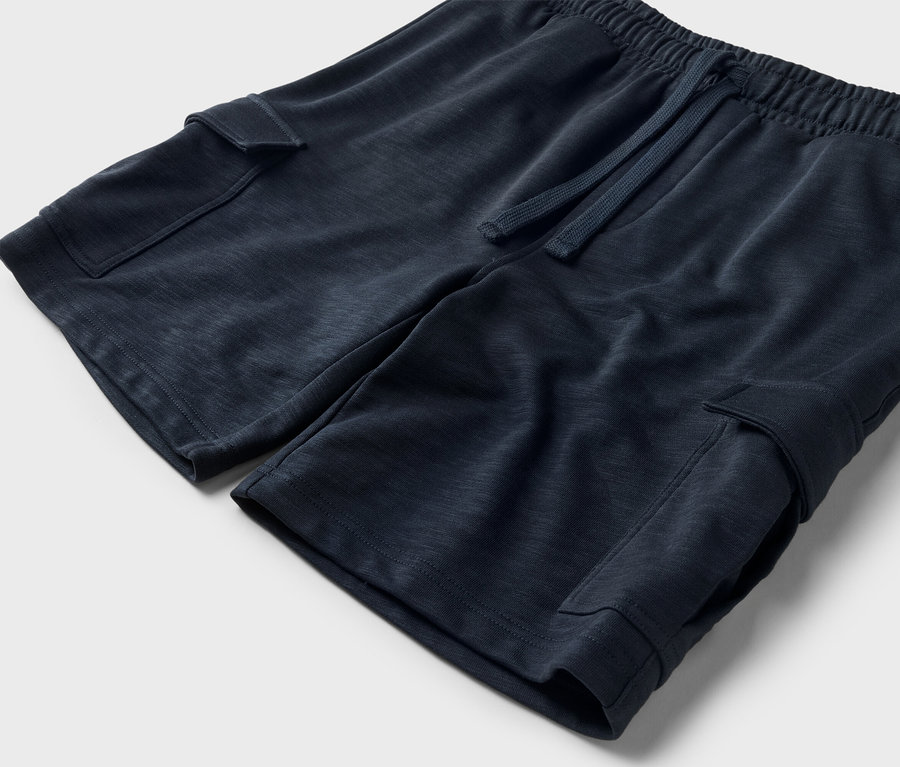 Nahaufnahme von marineblauen Shorts mit Kordelzug und Cargotaschen.