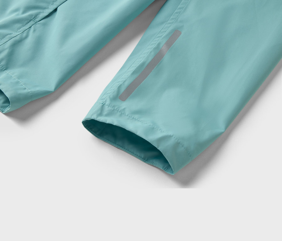 Detailansicht von Ärmeln einer hellblauen Jacke mit reflektierendem Streifen.