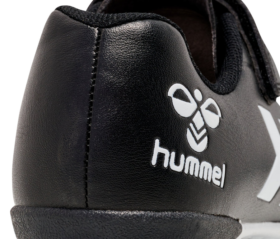 Detailansicht der Rückseite eines schwarzen Hummel-Schuhs mit weißem Logo.