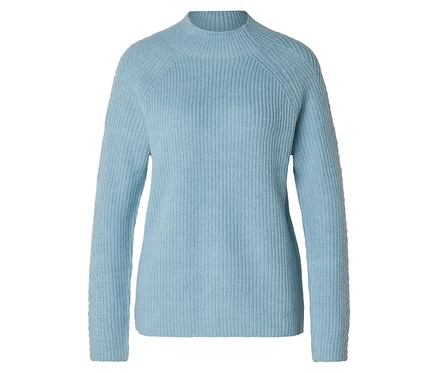 Hellblauer Grobstrickpullover mit Stehkragen.