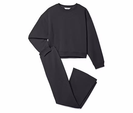 Ein graues Sweatshirt und eine graue Hose liegen auf einem weißen Hintergrund.