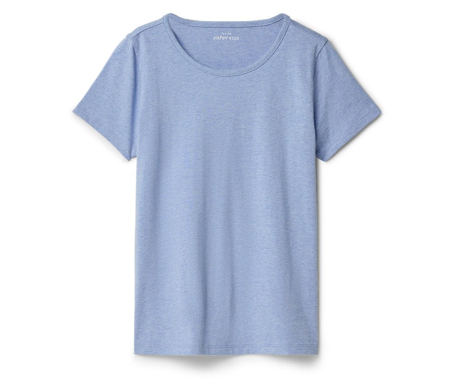 Hellblaues T-Shirt mit Rundhalsausschnitt, flach auf weißem Hintergrund gelegt.