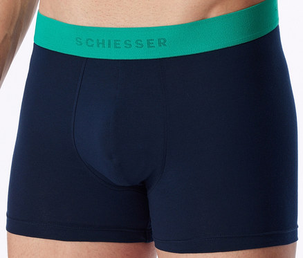 Marineblaue Boxershorts mit grünem Bund, auf dem der Schriftzug 'SCHIESSER' zu sehen ist.