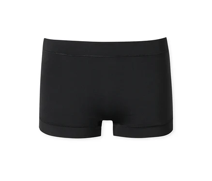 Schwarze, nahtlose Boxershorts mit breitem Gummibund und kurzen Beinen, flach auf weißem Hintergrund liegend.