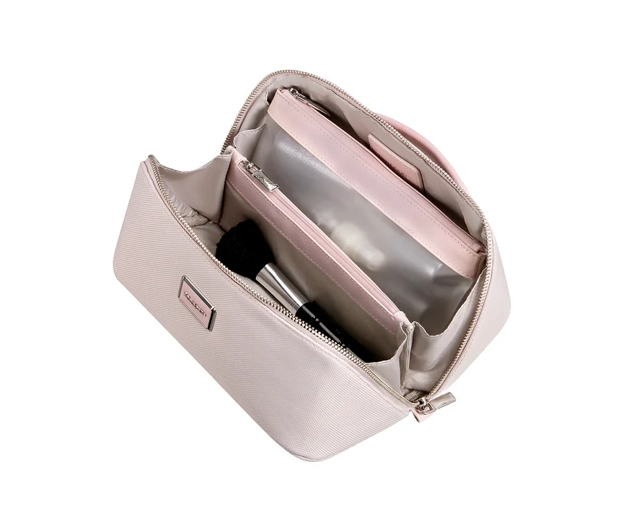 Offenes rosafarbenes Samsonite IMAGE Toilet Kit Beautycase mit mehreren Fächern, darunter ein transparentes, und einem Make-up-Pinsel.