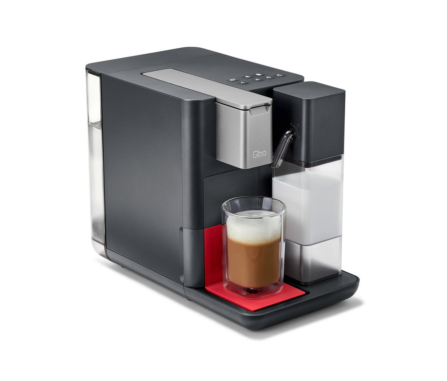 Qbo MILK MASTER Lipstick Red Kaffeemaschine mit Kaffee im Glas.
