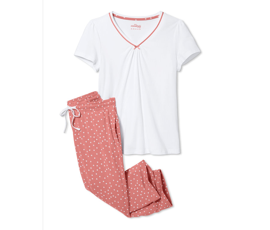 Weißes Shirt und 3/4-Hose mit rosa Punkten.