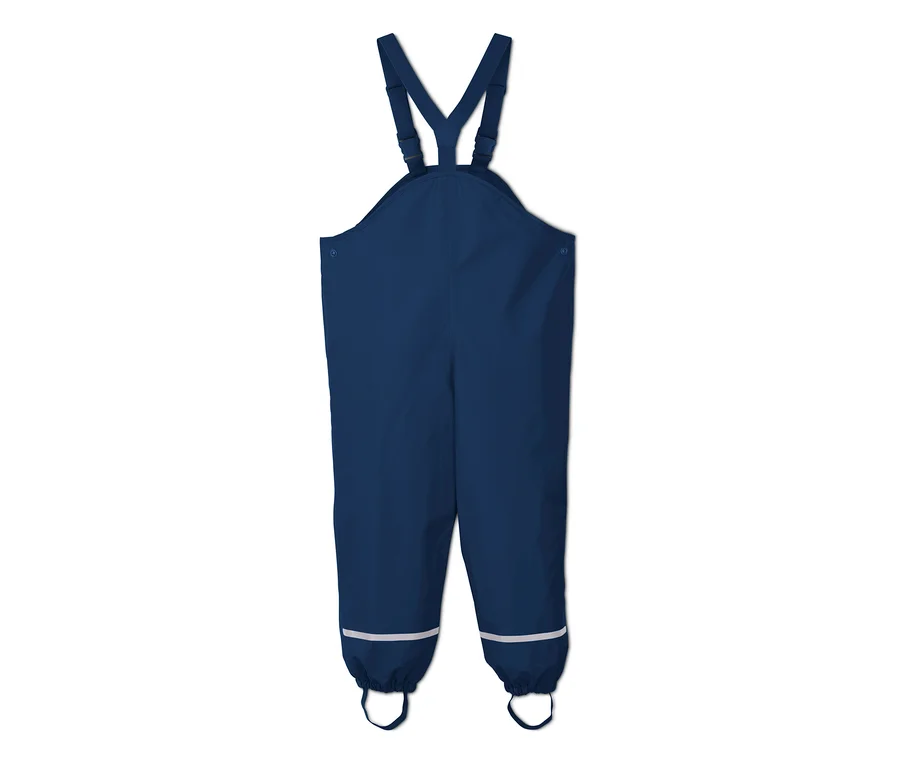 Eine blaue Regenhose mit Latz und Reflektorstreifen an den Beinenden.