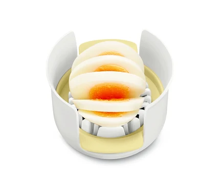 3-in-1-Ei-und-Mozzarella-Schneider mit geschnittenen Eiern.