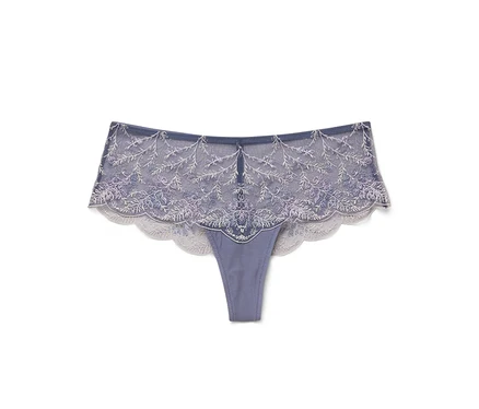 Blaue Damen-Tanga-Unterwäsche mit floraler Spitze auf weißem Hintergrund.