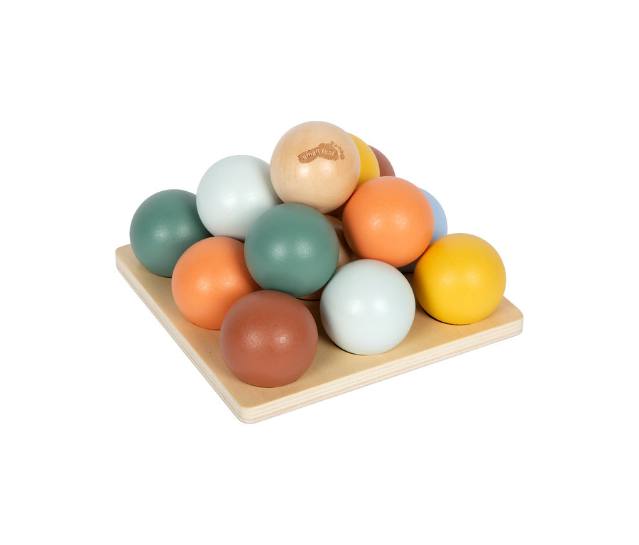 small foot Montessori-Bundle 2 mit bunten Holzkugeln auf einer quadratischen Holzplatte. Die Kugeln sind naturfarben, hellblau, dunkelgrün, orange, gelb und rotbraun; eine naturfarbene Kugel trägt das 'small foot'-Logo.