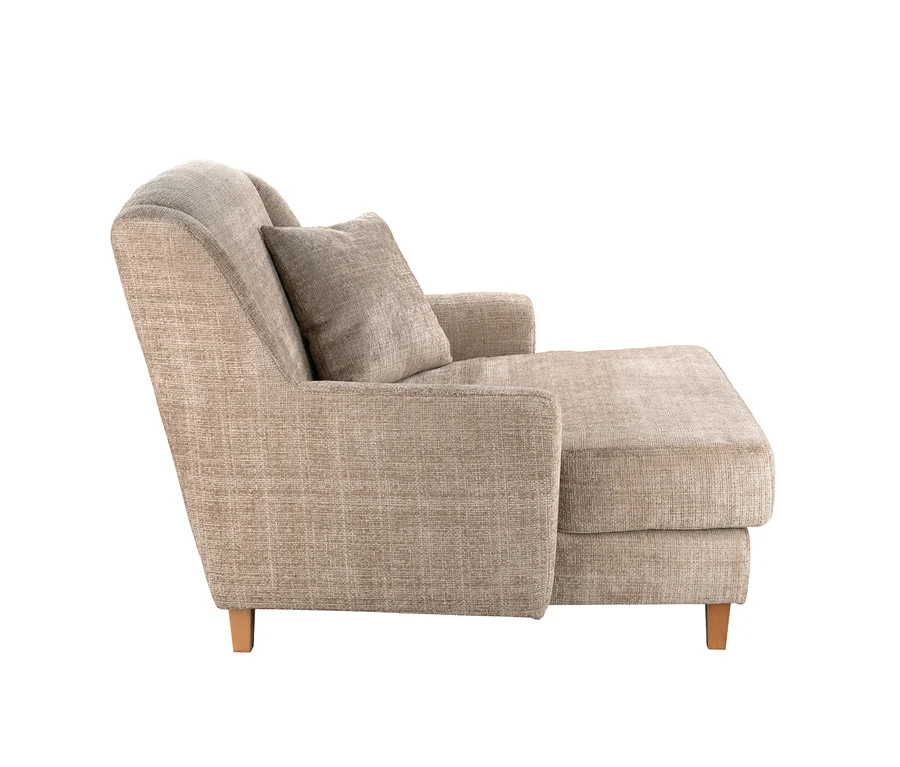 Beige gepolsterte Chaiselongue aus strukturiertem Stoff mit Rückenlehne, Armlehnen, verlängerter Fußstütze und passendem Kissen, auf Holzbeinen.