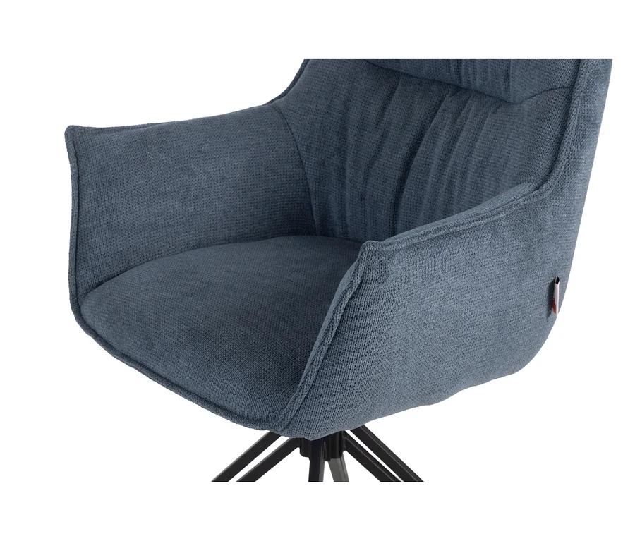 Nahaufnahme eines blauen, drehbaren deVries Diningsessels #Ginosa# mit texturiertem Stoff, Armlehnen und schwarzem Metallgestell.