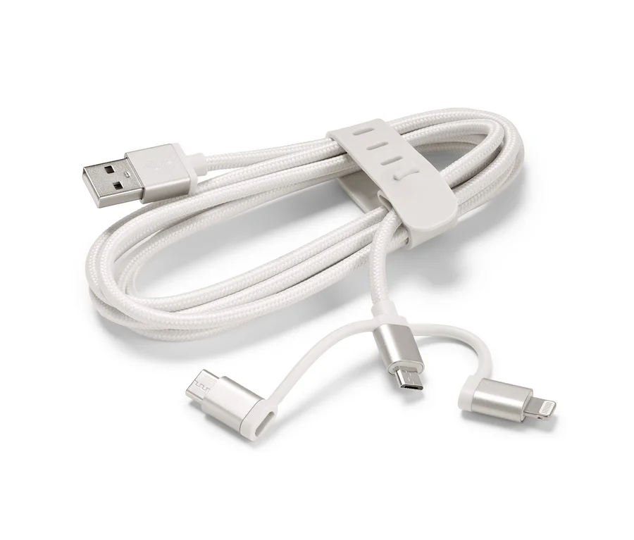Ein graues 3-in-1-Ladekabel ist auf einem weißen Hintergrund aufgerollt.